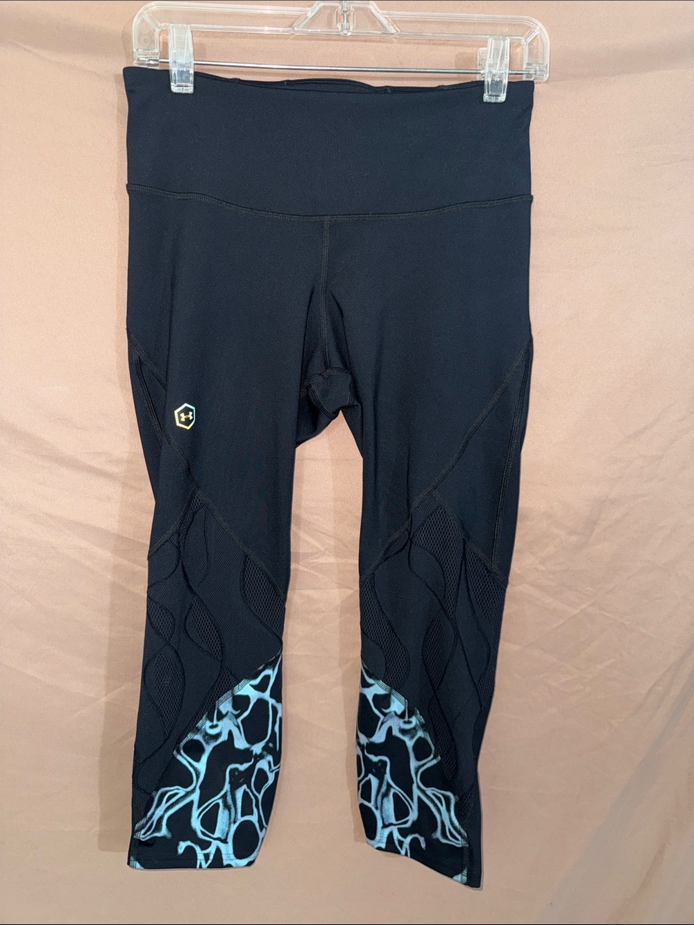 NWOT Women’s Medium Under Armour Black Capri Leggings with Bluish Pattern